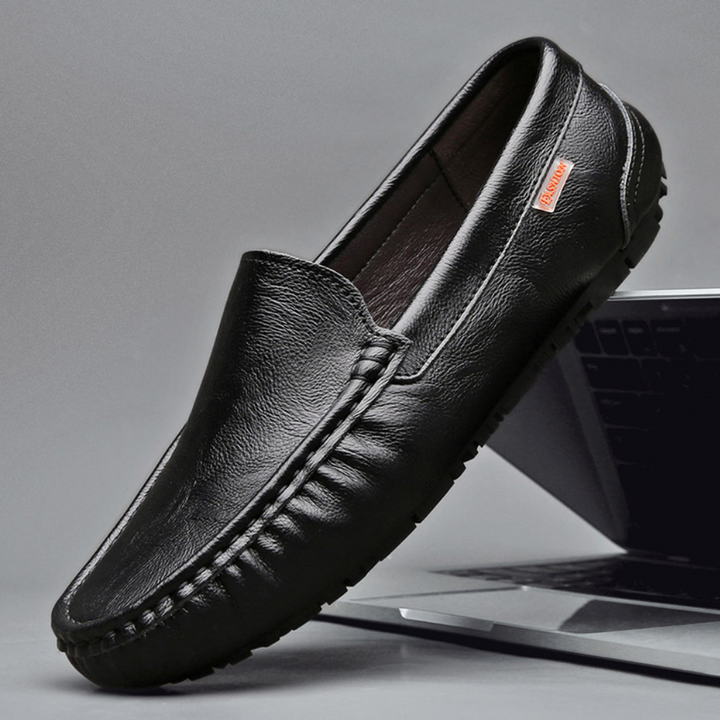 Mocassins homme chic au pied, chaussures slip-on décontractées pour un confort et une élégance sans effort au bureau.