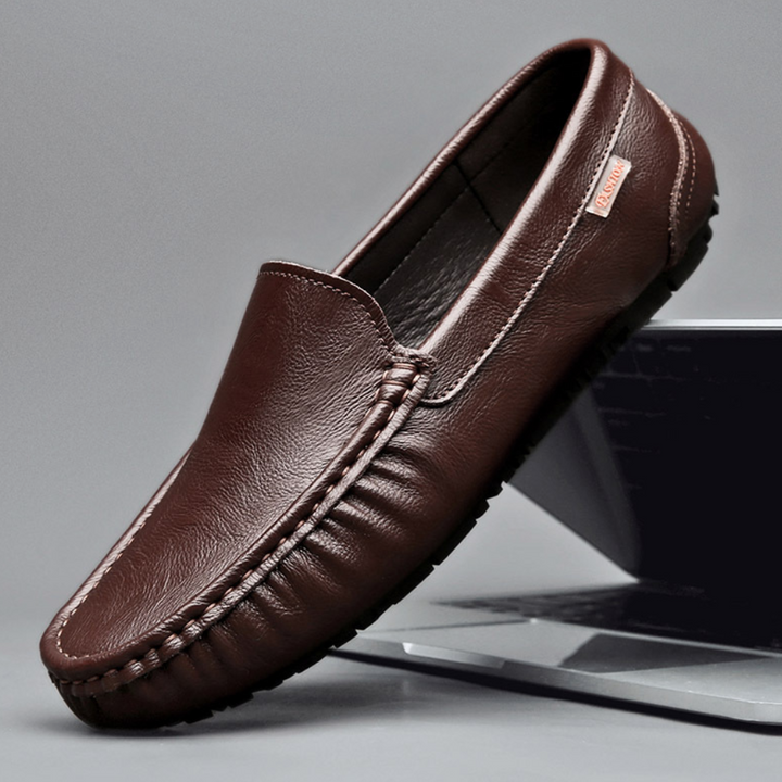 Détails soignés de mocassins homme élégants, chaussures slip-on polyvalentes pour un confort supérieur toute la journée.