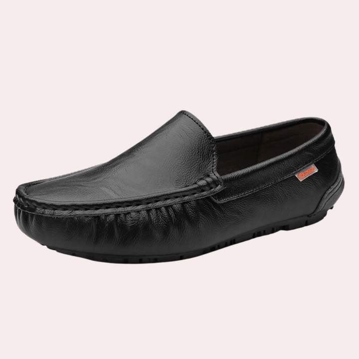 Texture raffinée de mocassins homme classiques, chaussures slip-on élégantes pour un confort durable au quotidien.