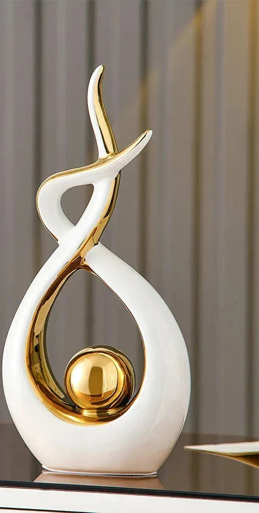 Figurine Céramique Abstraite avec Boule Dorée, objet de décoration design pour intérieur moderne.
