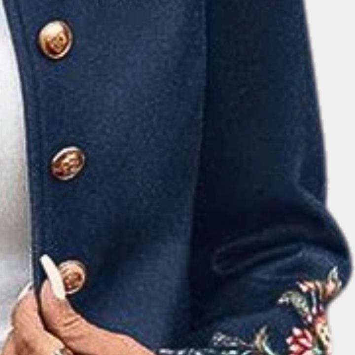 Blazer femme chic avec broderies florales détaillées, coupe confortable, ajoutant une touche artistique à votre tenue.