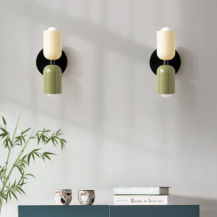 Lampe murale LED économique, design moderne et lumière chaleureuse pour intérieur.