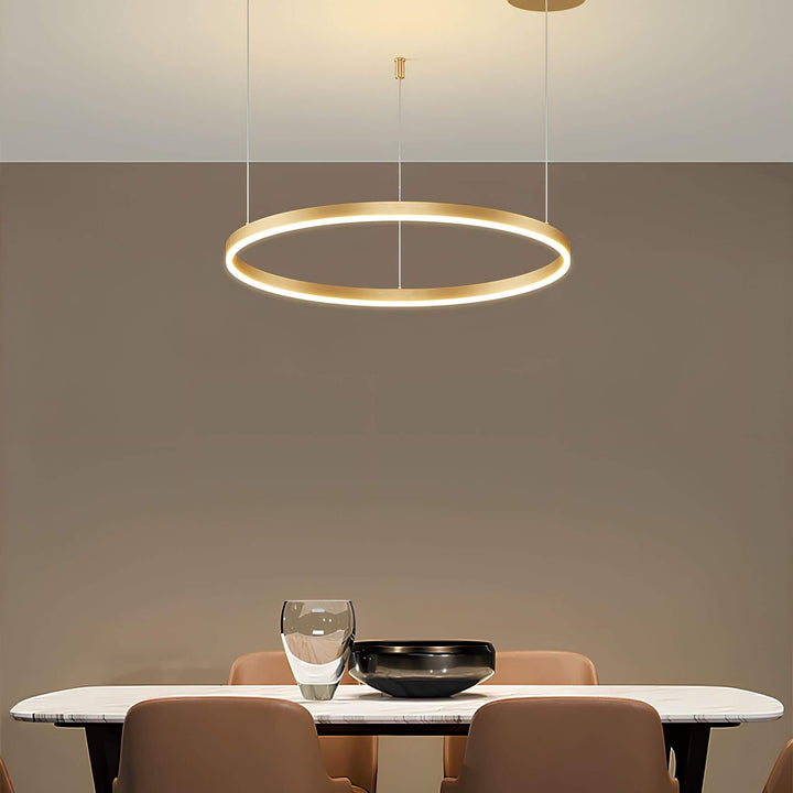 Éclairage LED de plafond moderne en anneau, lustre design dimmable, idéal pour un intérieur contemporain.