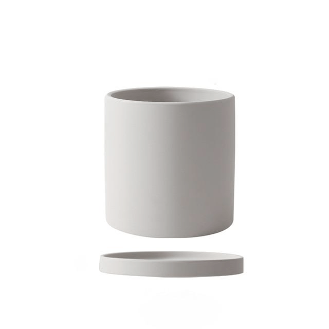 Pot de fleurs moderne polyvalent avec soucoupe, pour diverses plantes et styles de décoration intérieure.