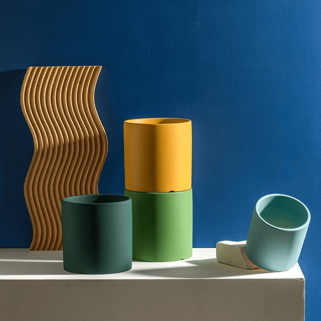 Élégant pot de fleurs moderne avec soucoupe, sublime la décoration intérieure et les plantes vertes.