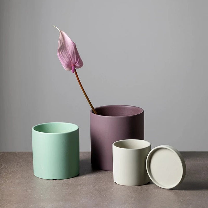 Pot de fleurs intérieur avec soucoupe, idéal pour plantes, design moderne pour une décoration maison.