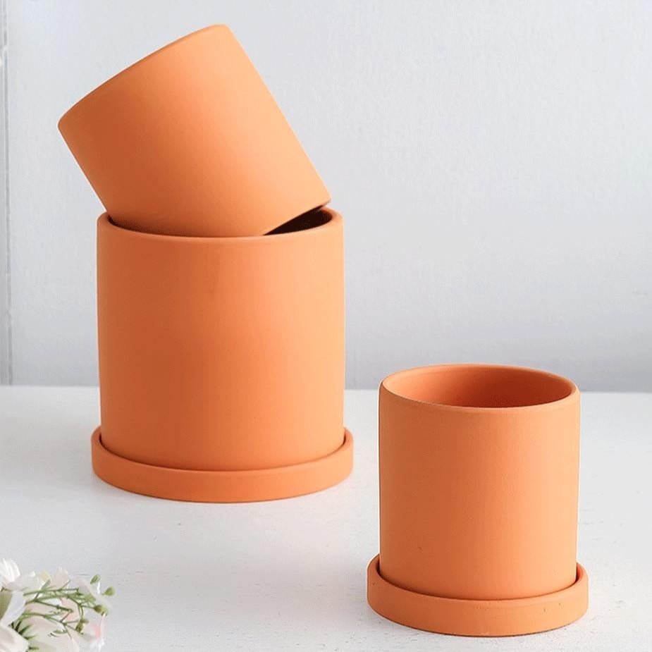Pot de fleurs design moderne avec soucoupe, drainage facile, parfait pour l'intérieur et le jardinage.