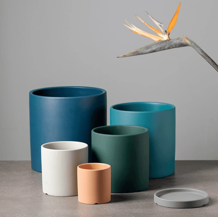 Pot de fleurs moderne rond avec soucoupe, pour une décoration intérieure chic et vos belles plantes.