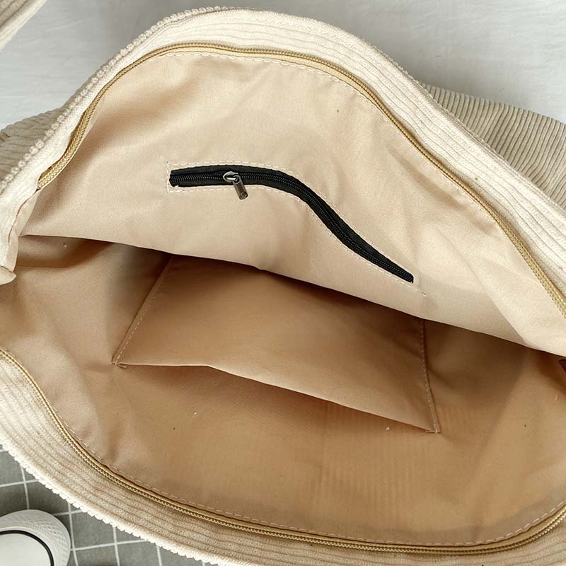 Grand sac femme en velours côtelé vert, style fourre-tout, idéal pour transporter vos essentiels.