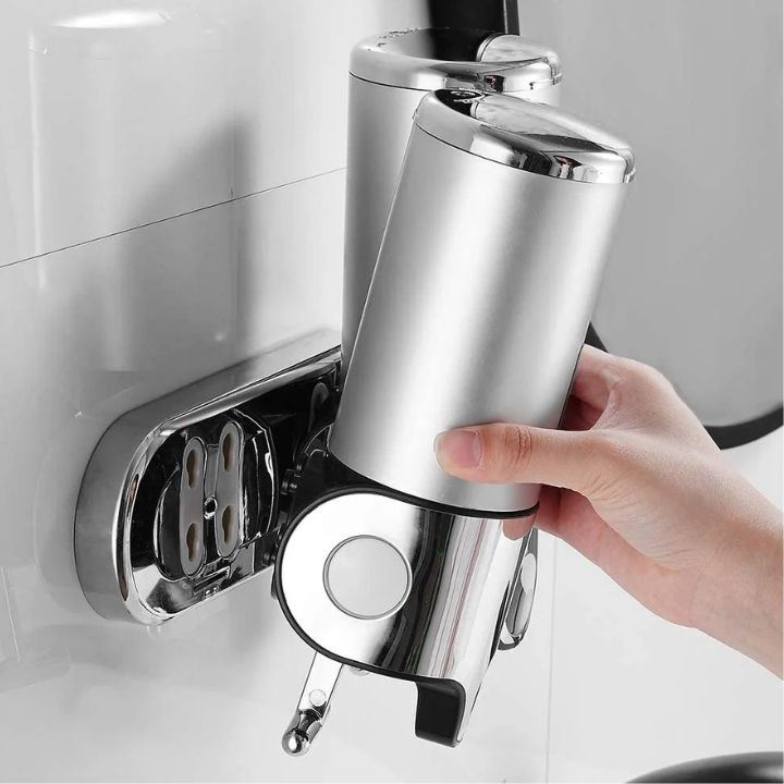 Distributeur savon mural élégant en acier inoxydable pour salle de bain moderne.