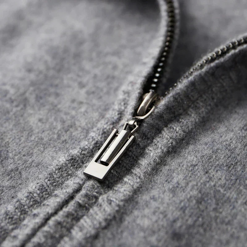 Texture douce d'une veste zippée homme, confort et élégance pour l'automne, détail du tissu.