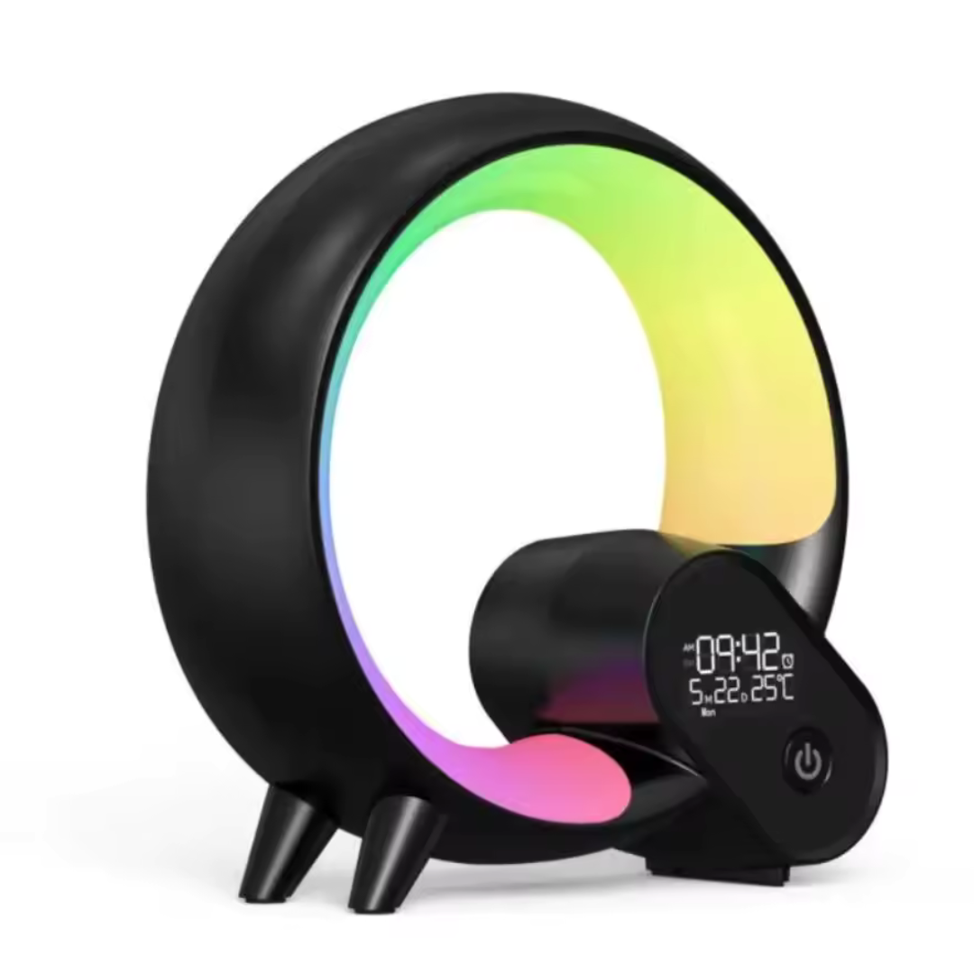 Réveil lumineux numérique AuraLux noir, simulant l'aube pour un réveil doux et un meilleur sommeil dans la chambre.