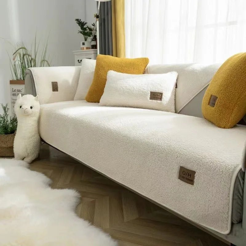 Créez une ambiance cocooning avec cette housse de canapé en laine d'agneau douce, un must pour la détente.