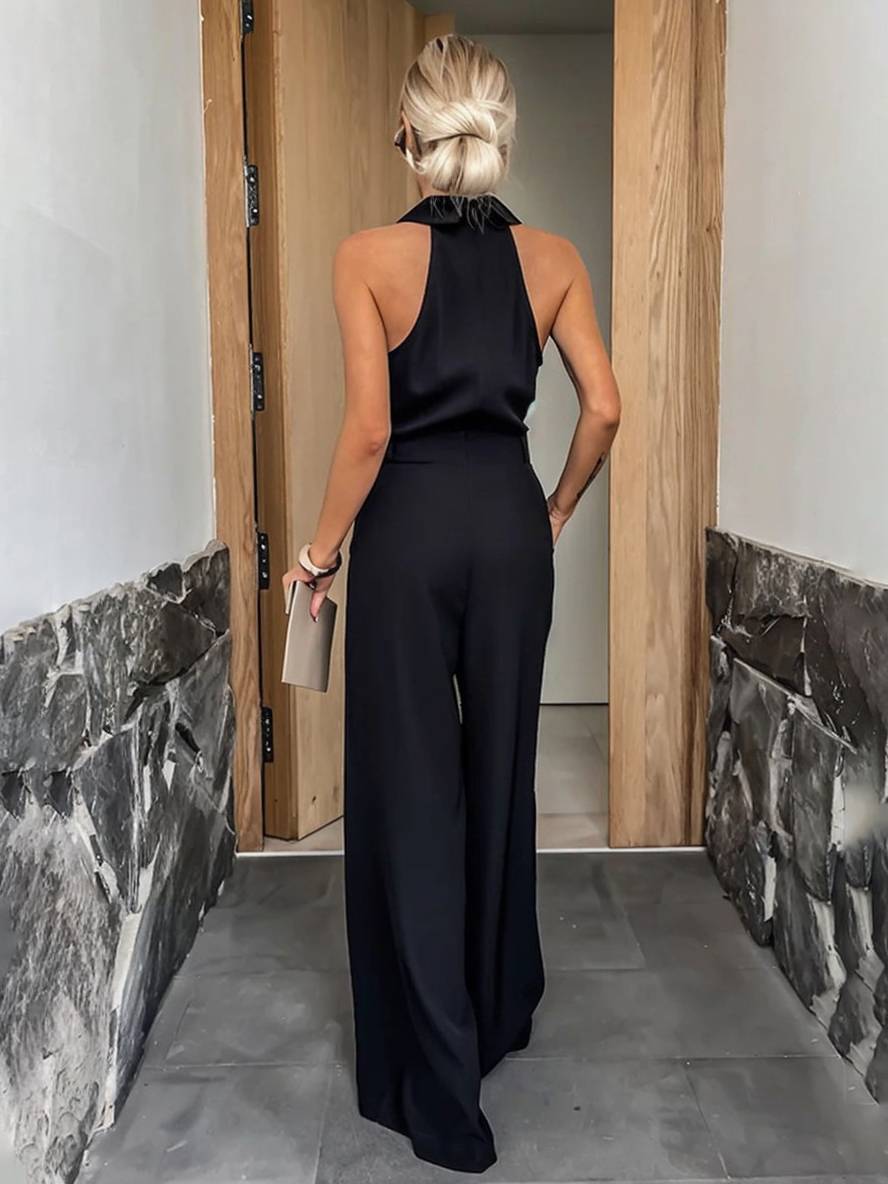 Combinaison femme chic avec col chemise, sans manches. Style fluide et confortable, poches. Tenue mode été.