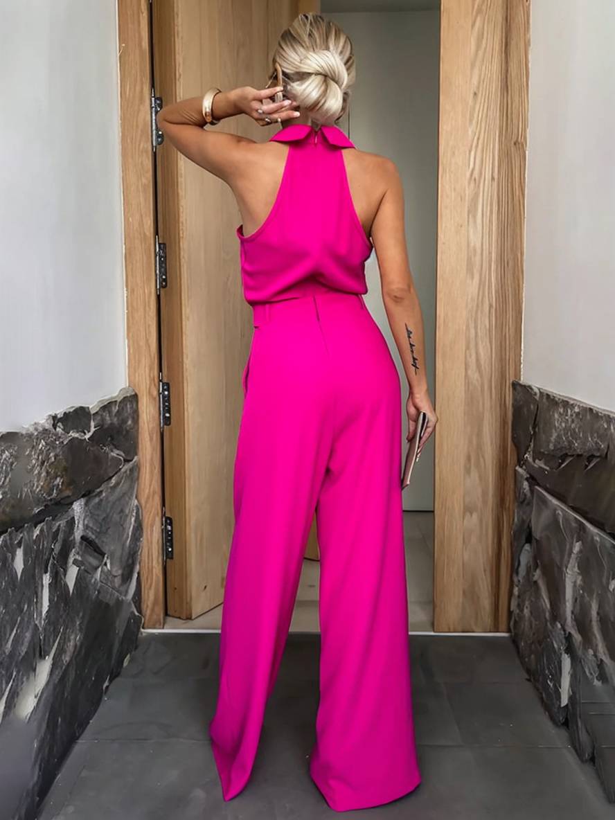 Femme posant en combinaison ample chic et confortable, col chemise sans manches. Tenue été mode féminine.
