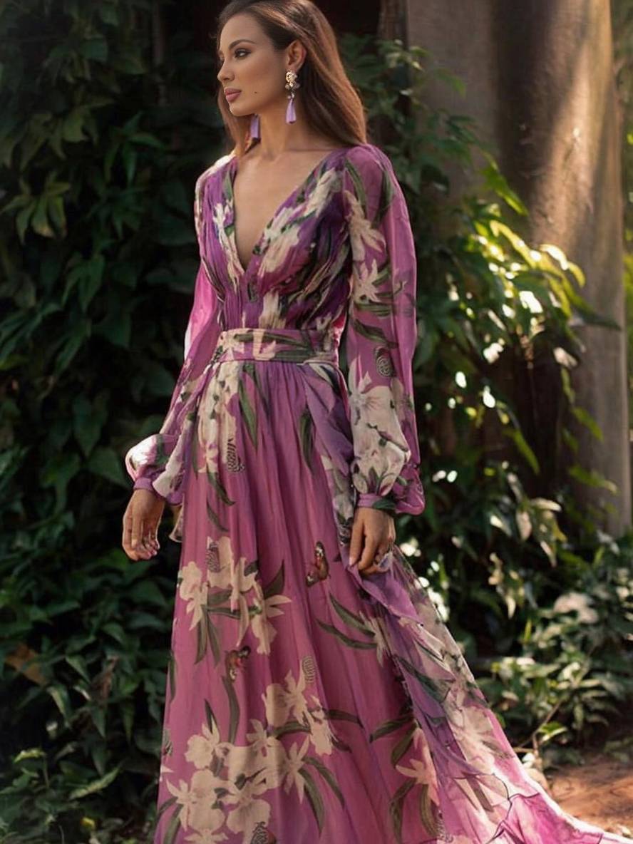 Robe maxi fleurie violette élégante pour femme, fluide, avec col V. Idéale printemps/été, mariage ou soirée chic.