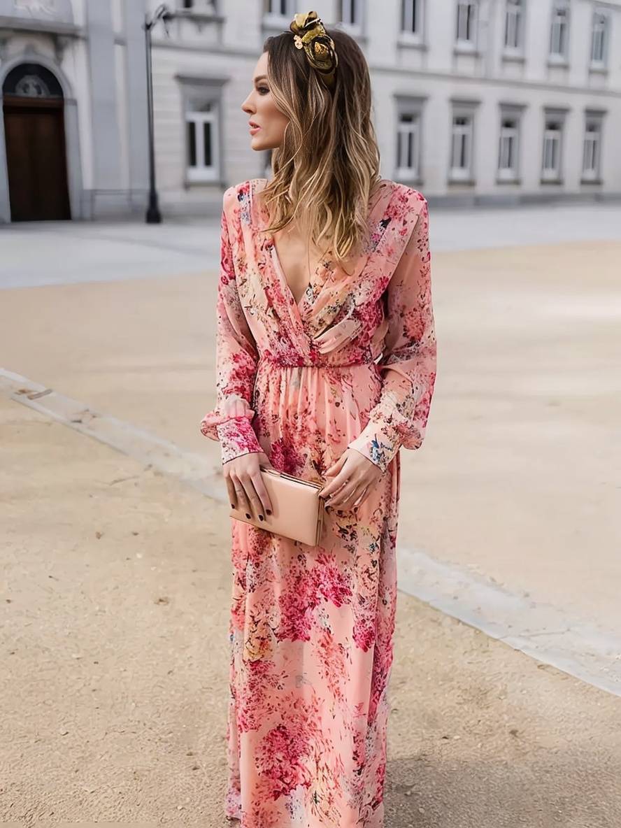 Robe fleurie rose fluide femme, col V décontracté sans manches. Robe longue élégante pour l'été.