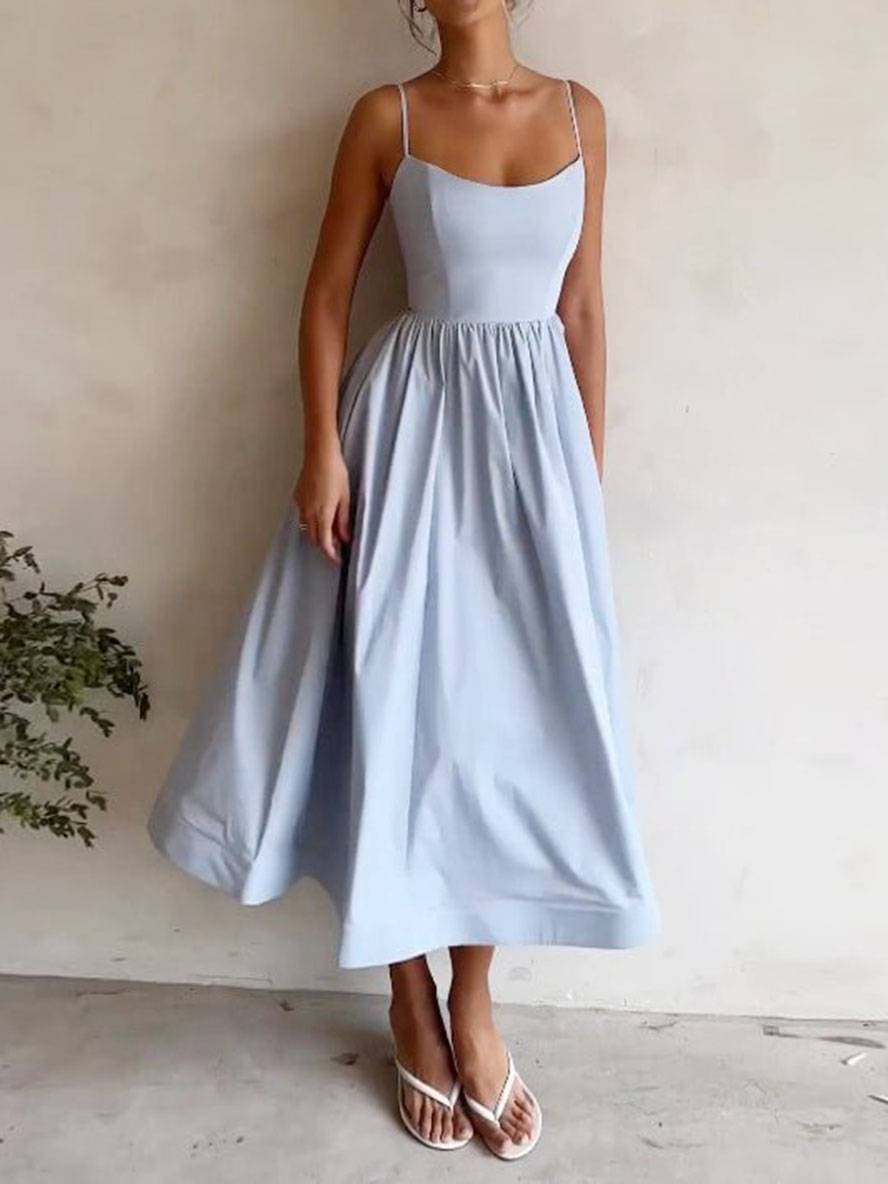 Robe de soirée femme avec bretelles fines, bustier et jupe évasée. Dos nu chic pour cocktail.