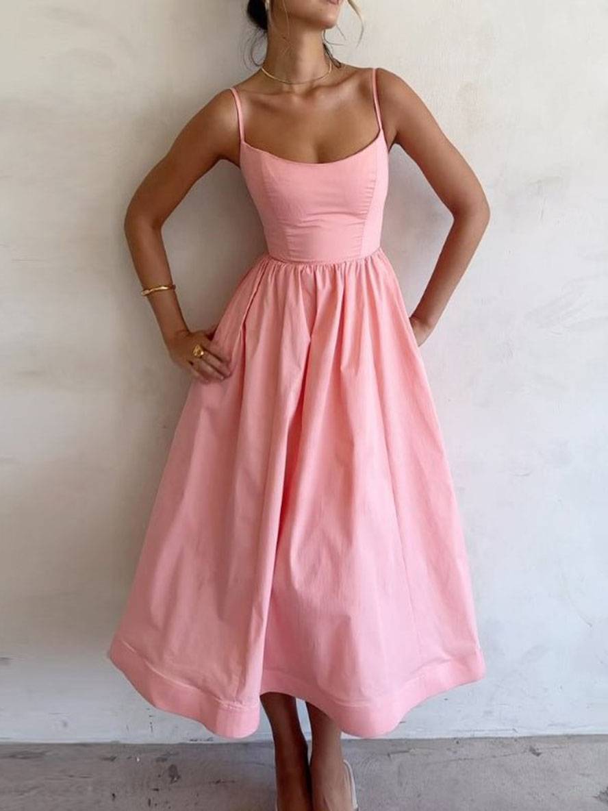Design de robe cocktail femme, mi-longue, évasée, avec dos nu. Chic et moderne pour soirée.
