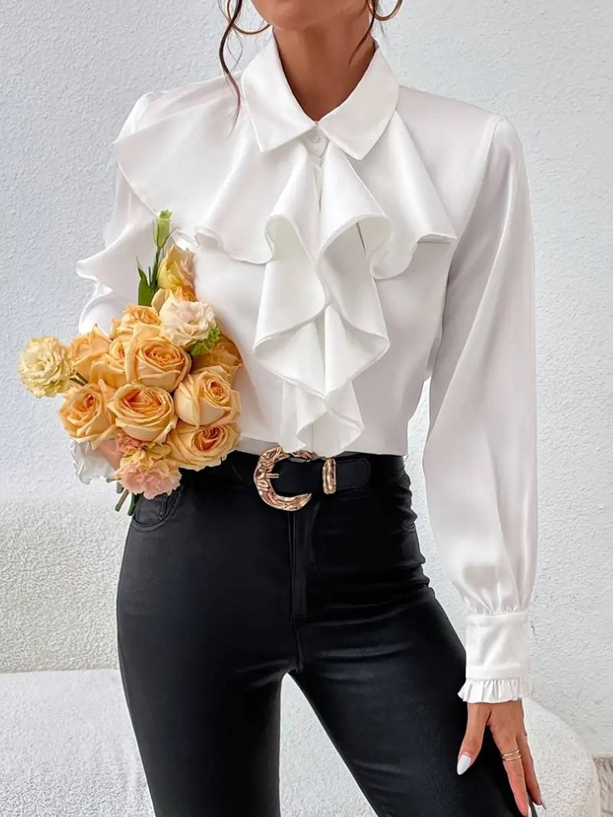 Blouse femme élégante à col jabot et manches bishop, chic pour bureau ou soirée.