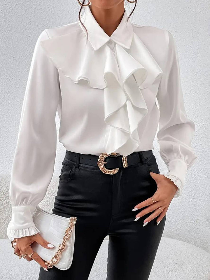 Blouse femme blanche à col jabot et manches bishop, idéale pour tenue chic ou décontractée.