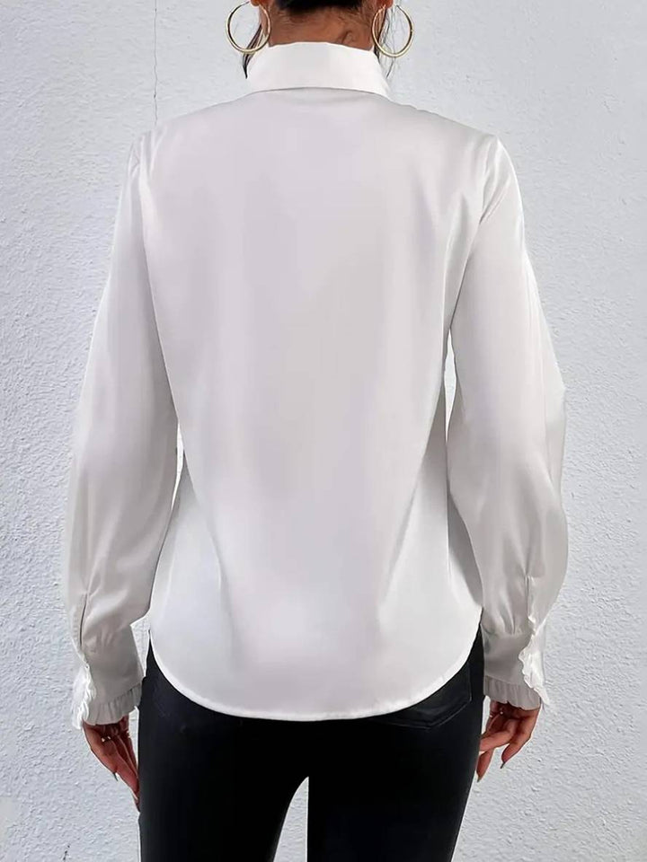 Blouse femme rouge avec col jabot et manches bishop, pour un look chic et tendance.