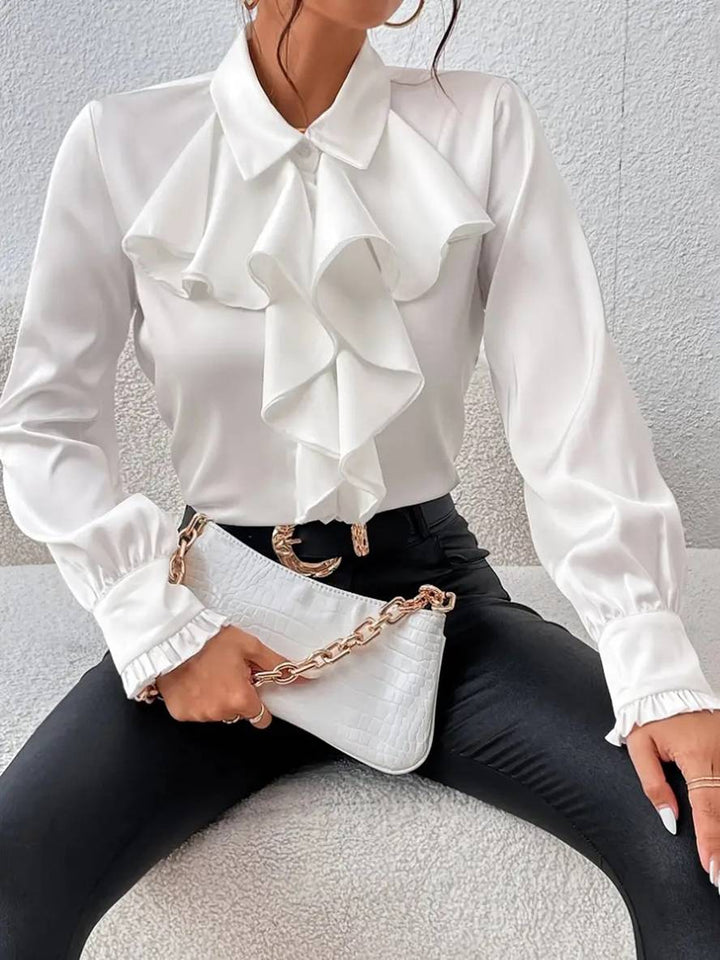 Chemisier noir élégant, col jabot, manches bishop. Parfait pour la mode femme, bureau ou soirée.