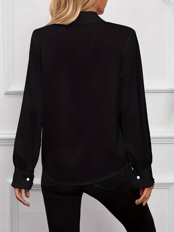 Blouse de soirée femme chic, col jabot et manches bishop. Parfaite pour un look glamour et raffiné.