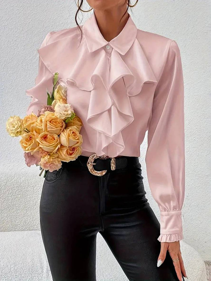 Blouse femme rose pastel, col jabot, manches bishop. Douceur et élégance pour un look raffiné.