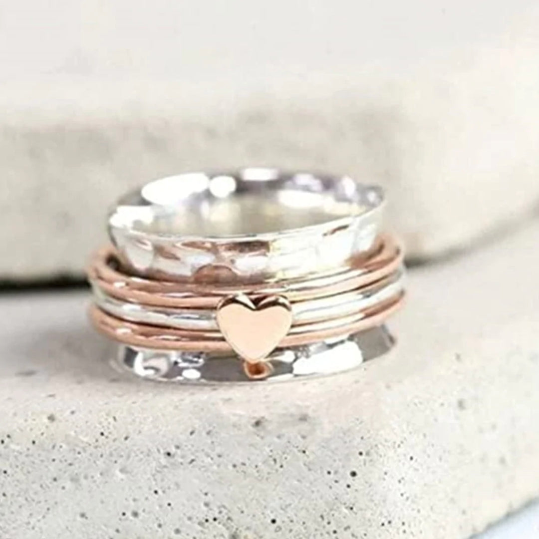 Bague cœur rotative en argent pour femme. Un bijou élégant symbolisant l'amour éternel, parfait comme cadeau intemporel.