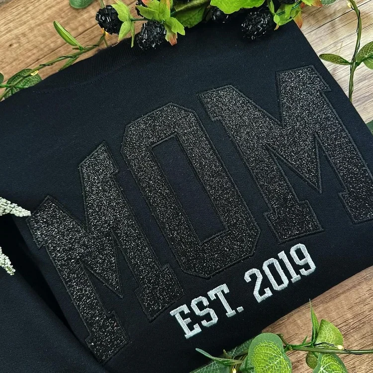 Sweat-shirt personnalisé pour maman, un cadeau unique célébrant la maternité et l'amour familial.