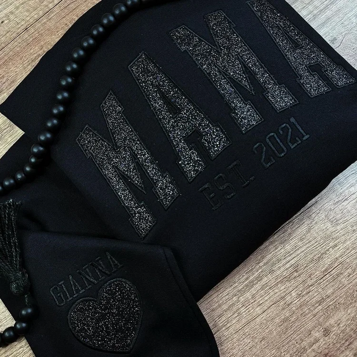 Cadeau idéal pour la fête des mères : un sweatshirt personnalisé "Maman" doux et confortable, plein d'amour.