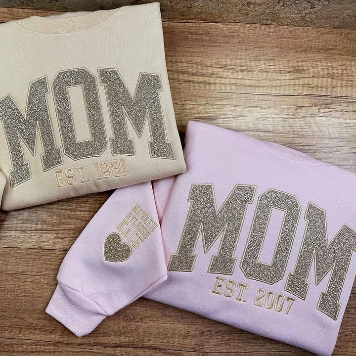 Sweat-shirt maman personnalisé confortable et unisexe, parfait pour afficher l'amour maternel au quotidien.