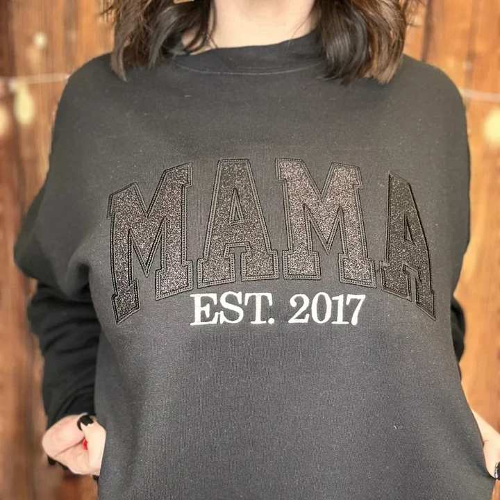 Pull personnalisé pour maman, un hommage doux et chaleureux à l'amour maternel et à l'histoire de famille.