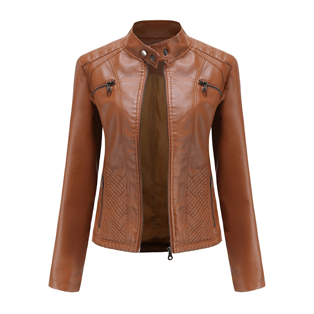 Blouson femme moderne ajusté marron avec zip asymétrique. Idéal pour un look tendance toutes saisons.