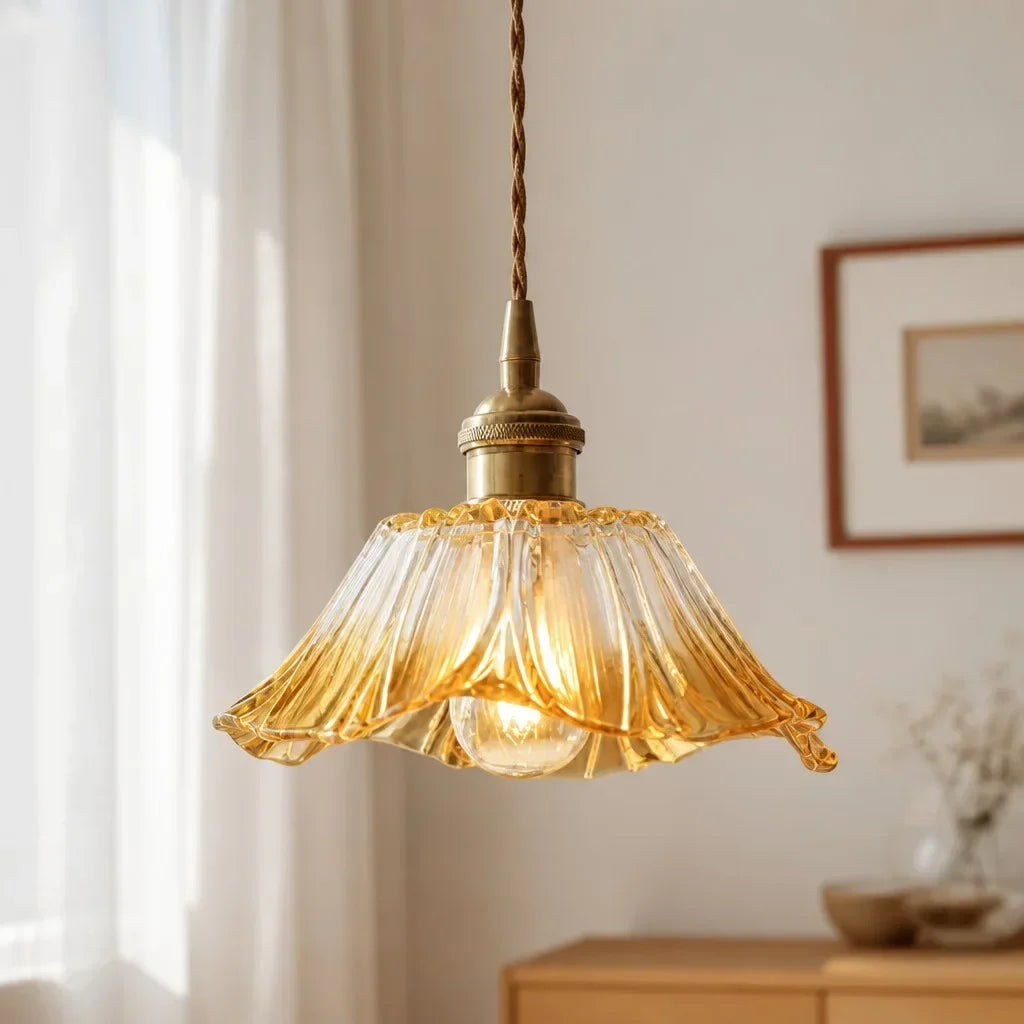 Suspension chambre, pendentif fleur en verre, style vintage, ambiance cosy.