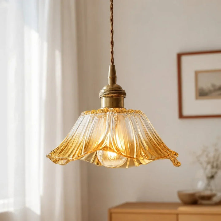Suspension chambre, pendentif fleur en verre, style vintage, ambiance cosy.