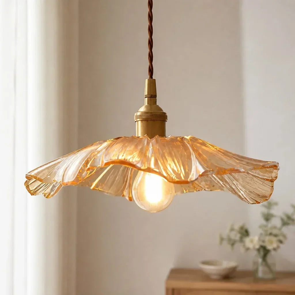 Suspension vintage verre fleur, ambiance rétro, lumière tamisée pour intérieur.