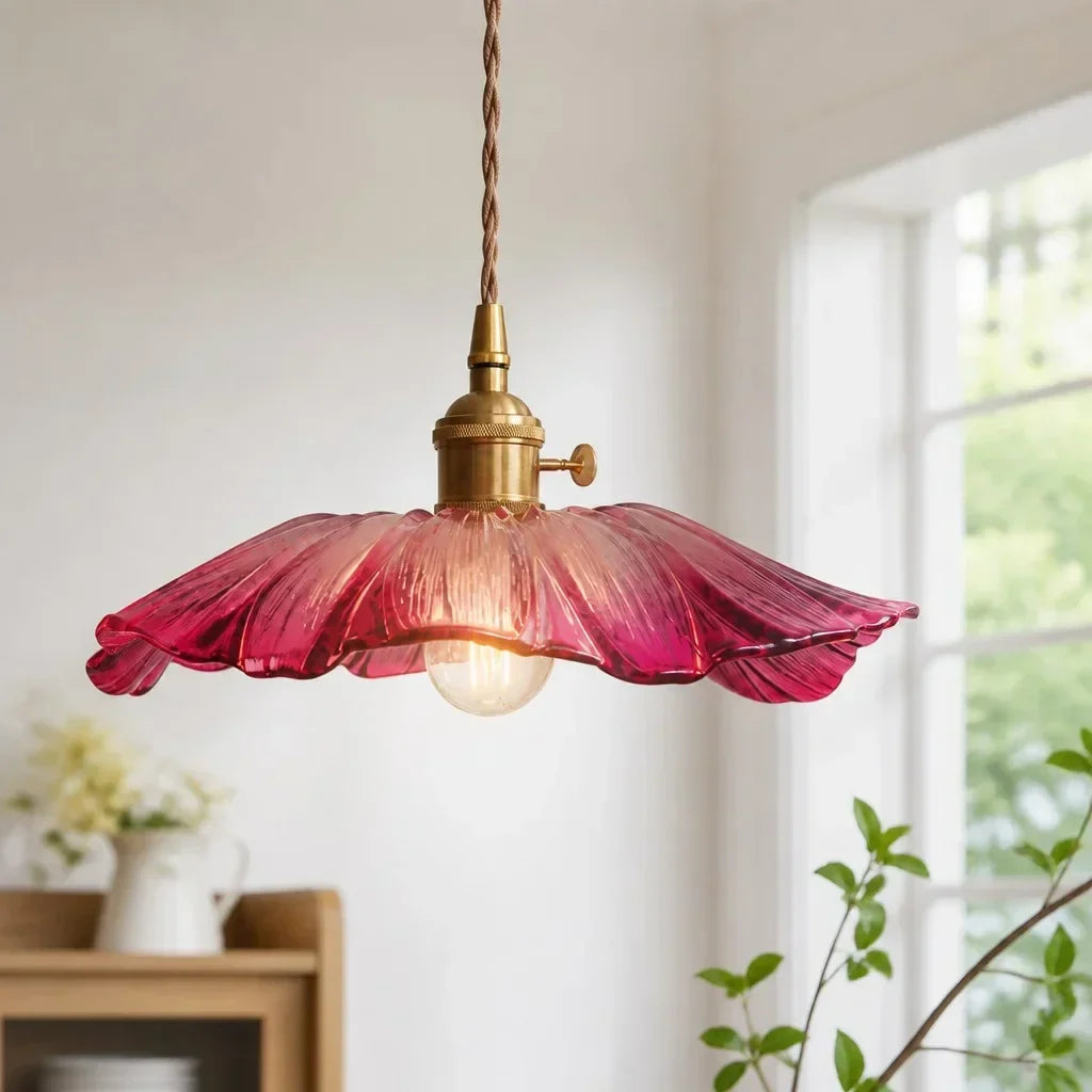 Détail verre fleuri de la suspension vintage, réflection lumière élégante.