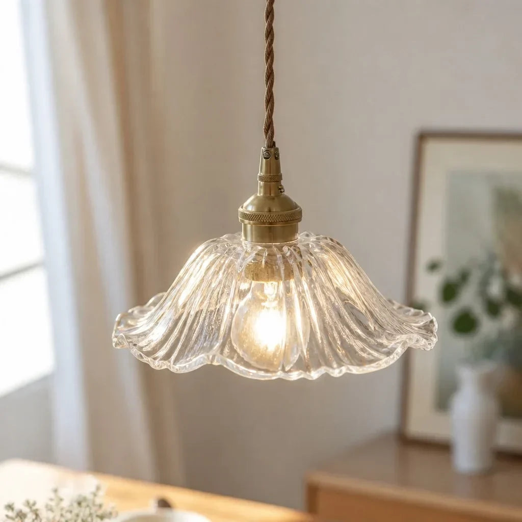 Suspension élégante, verre vintage motif fleur, éclairage design et rétro.