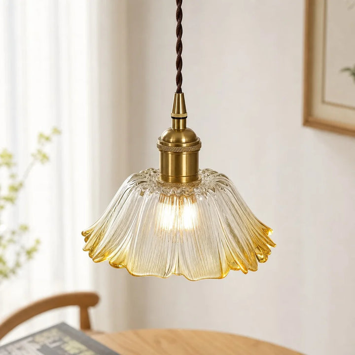 Décoration intérieure, suspension vintage en verre fleur pour un style unique.