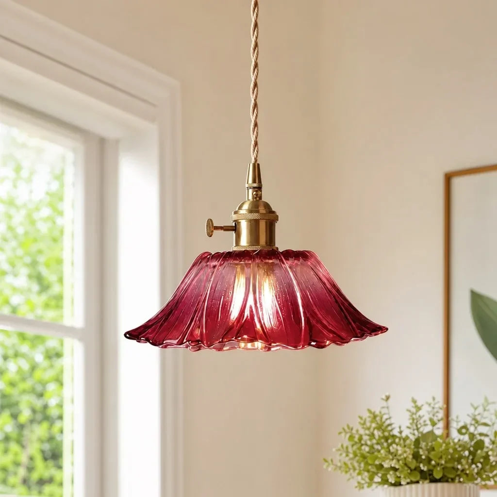 Lumière douce, suspension fleur en verre, idéale pour une ambiance rétro.