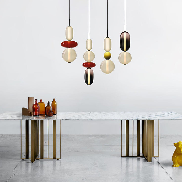 Décoration intérieure: luminaire LED en verre, style moderne et élégant.