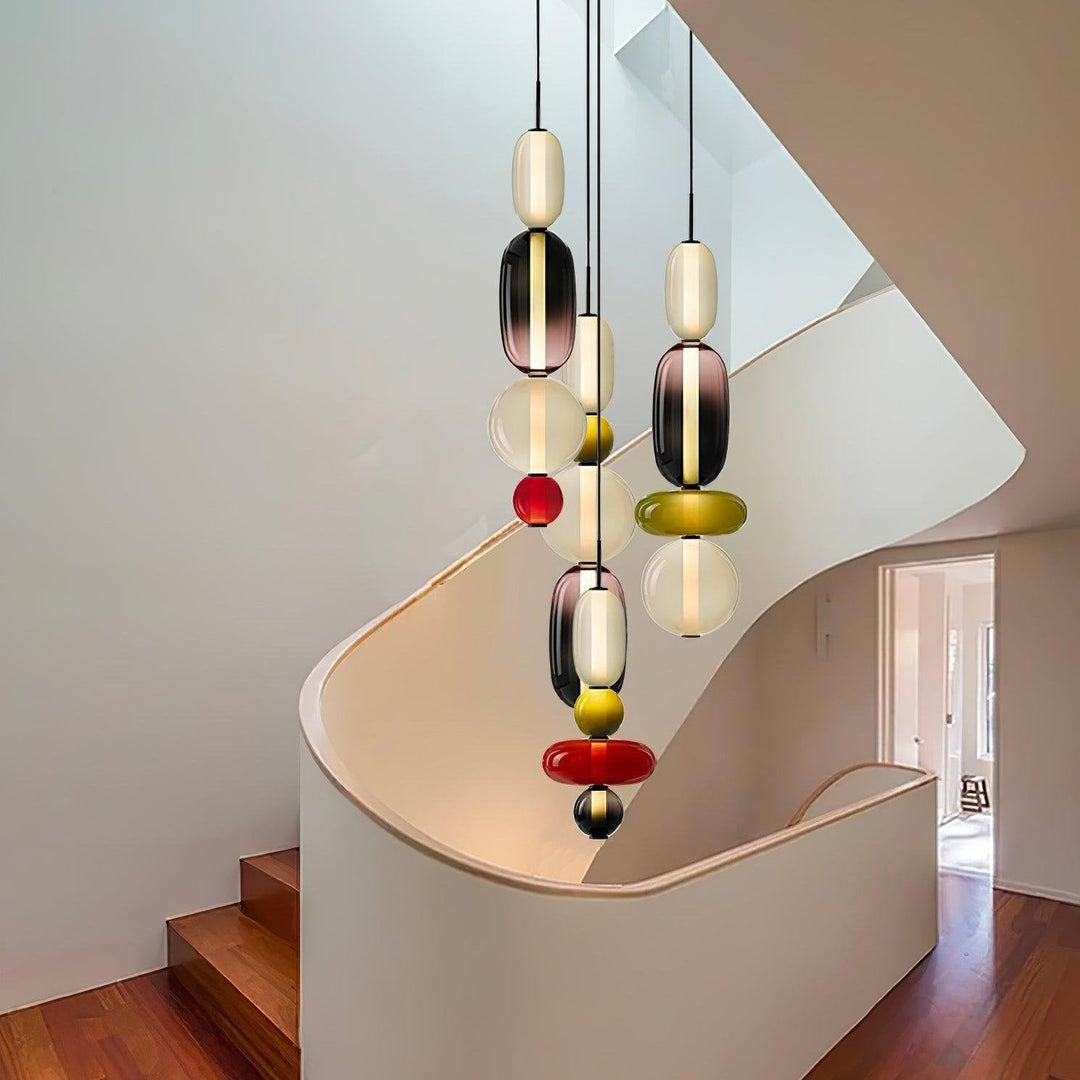 Éclairage design LED, suspension en verre pour un salon contemporain.