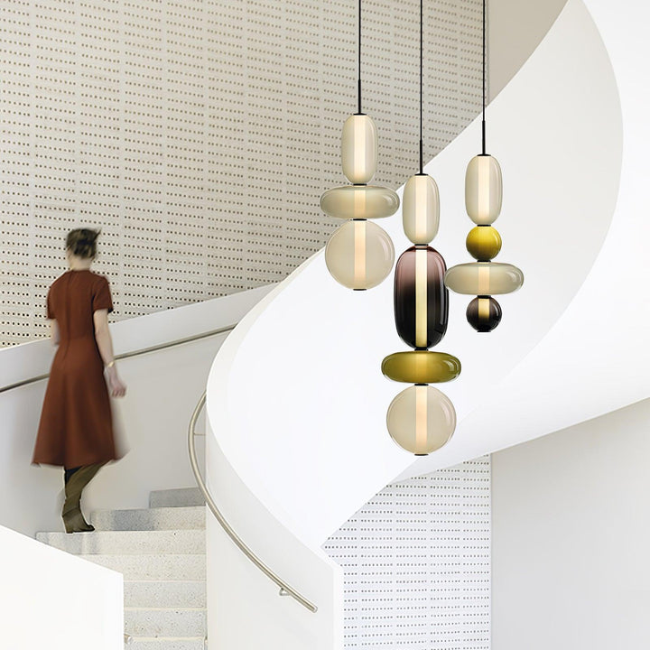 Suspension LED contemporaine en verre, idéale pour un intérieur élégant.