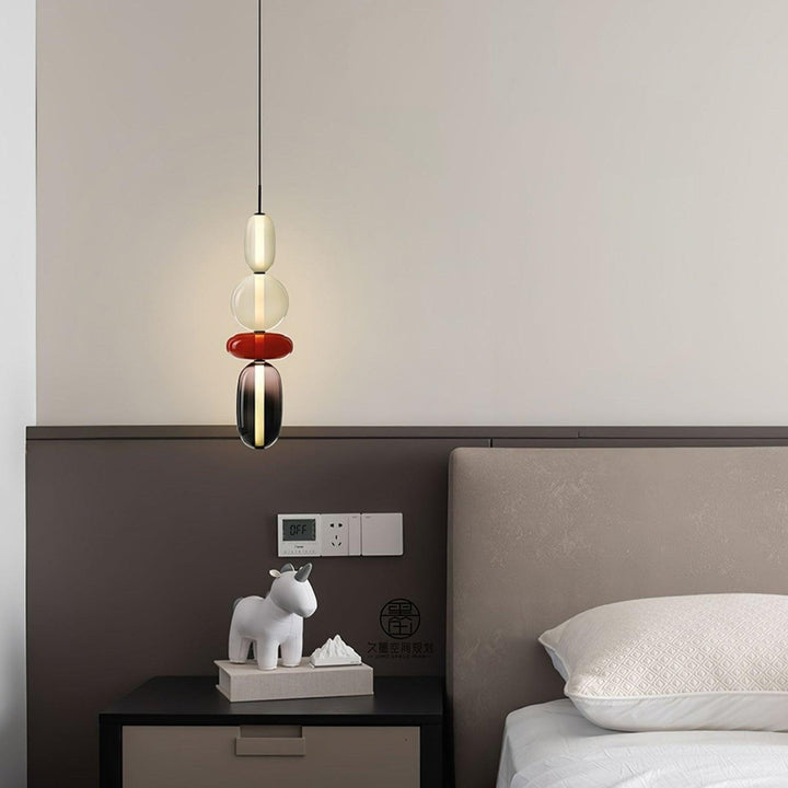 Suspension en verre pour salon, luminaire LED avec un éclairage stylé.