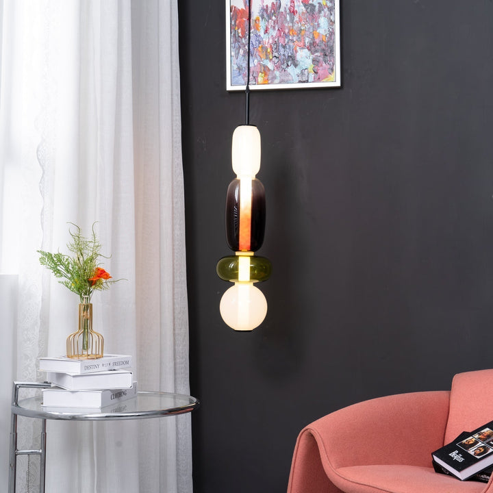 Cuisine moderne: suspension LED en verre, éclairage design et fonctionnel.