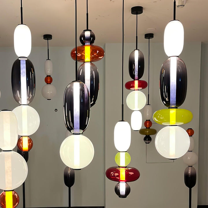 Éclairage LED design: suspension en verre pour une salle à manger moderne.