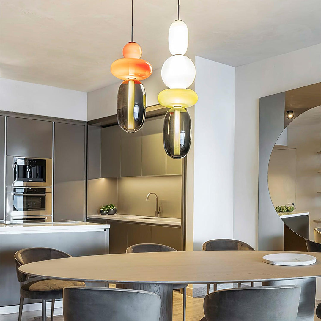 Suspension LED en verre pour cuisine, design épuré et lumière brillante.