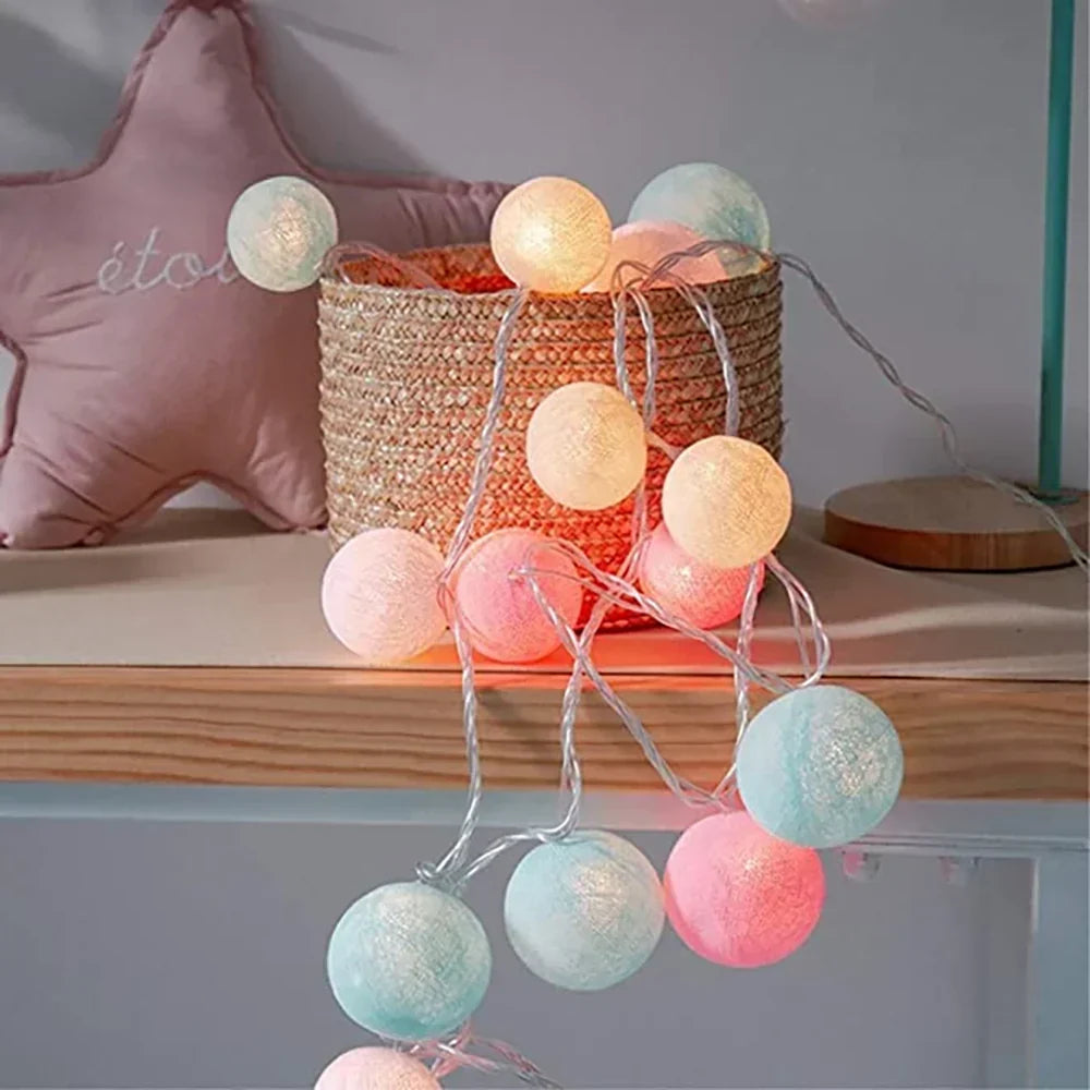 Guirlande lumineuse LED à boules de coton, décoration saisonnière pour printemps ou automne.